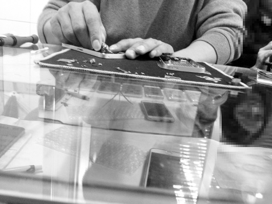 一位老板正在翻新手機。