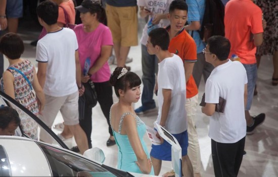 女子冒充車模站臺 因顏值低被勸離