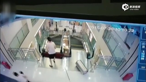 視頻：女子被攪入手扶電梯身亡 太慘了！