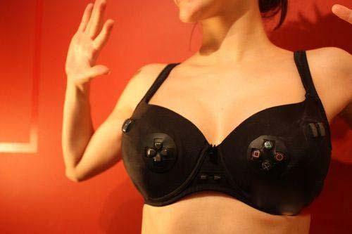胸罩當(dāng)手柄！女朋友與游戲的完美結(jié)合