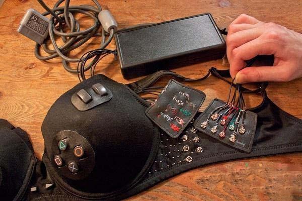 胸罩當(dāng)手柄！女朋友與游戲的完美結(jié)合