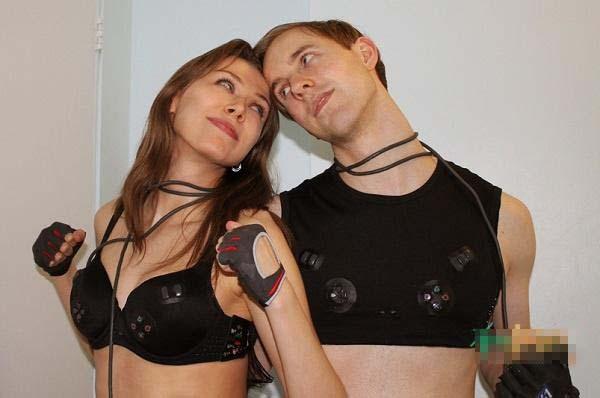 胸罩當(dāng)手柄！女朋友與游戲的完美結(jié)合