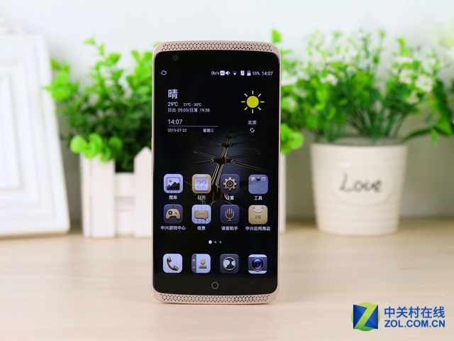 搭大猩猩抗菌屏 中興AXON天機首發上市