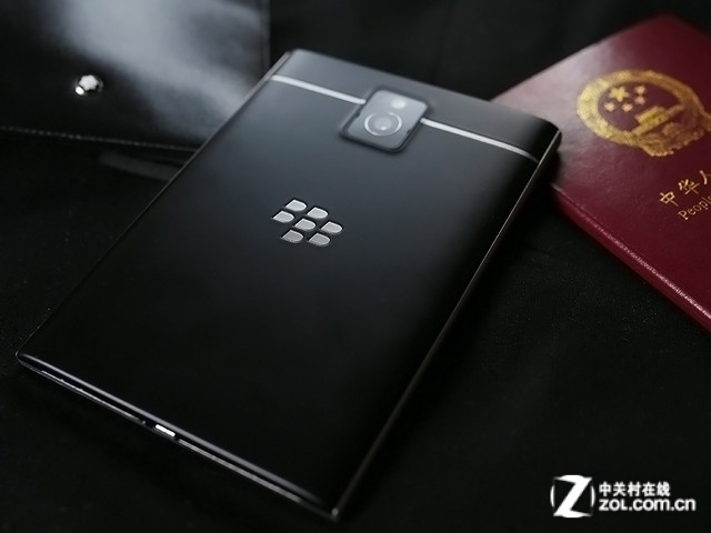 酷似護照的手機 港黑莓Passport迫近3K