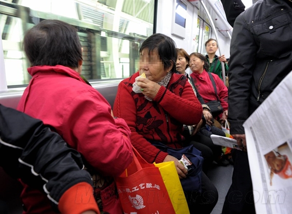 深圳：地鐵車站和車廂內飲食罰500元