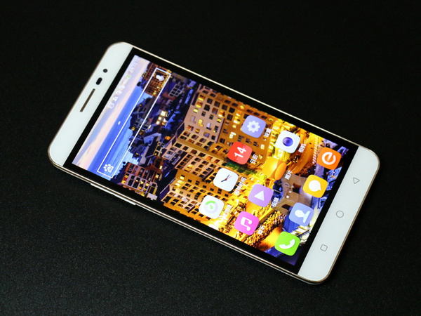 超薄機身設(shè)計 酷派鋒尚2真機高清圖