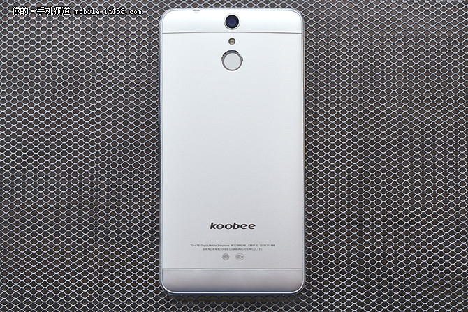 外觀:金屬機身質(zhì)感不錯