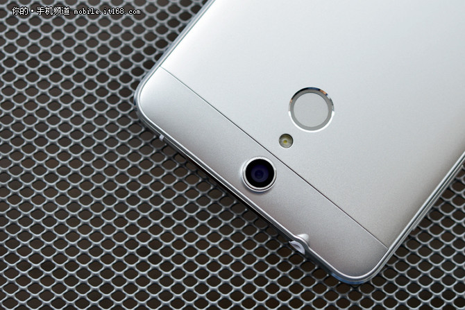 外觀:金屬機身質(zhì)感不錯