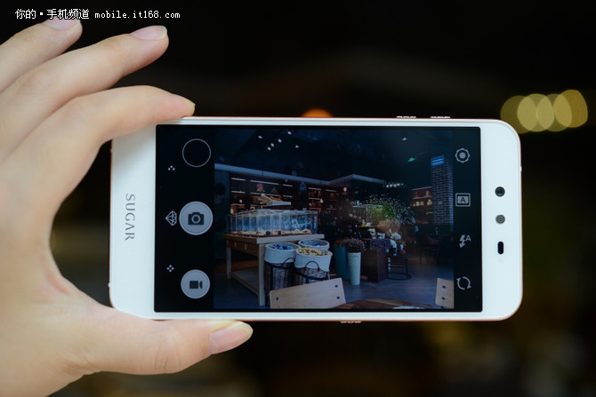 122顆寶石裝飾 法國(guó)SUGAR 2C手機(jī)售2799