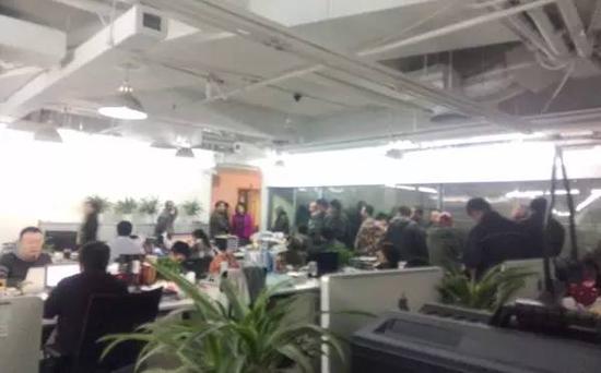 不明 辦公室 人員 新聞