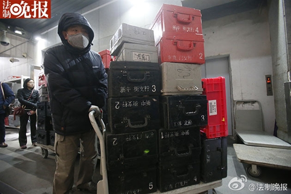 新版人民幣出庫實拍!43輛特種車排隊取運