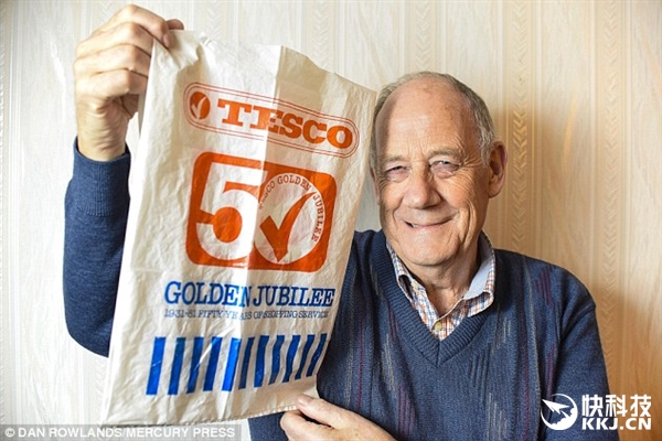 點贊！英國大爺一個購物袋重復使用34年被評