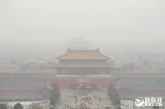 北京首次啟動霧霾紅色預警！<a href=/smart/qiche/ target=_blank class=infotextkey>汽車</a>限行 中小學停課