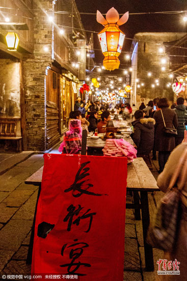 浙江省桐鄉(xiāng)市烏鎮(zhèn)西柵景區(qū)火樹銀花不夜天，游客游覽購物、摩肩接踵，感受水鄉(xiāng)古鎮(zhèn)的夜晚風情。(圖片作者：王子瑞)
