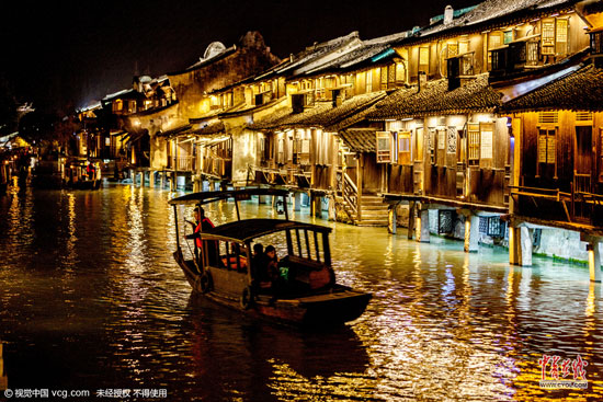 浙江省桐鄉(xiāng)市烏鎮(zhèn)西柵景區(qū)火樹銀花不夜天，游客游覽購物、摩肩接踵，感受水鄉(xiāng)古鎮(zhèn)的夜晚風情。(圖片作者：王子瑞)