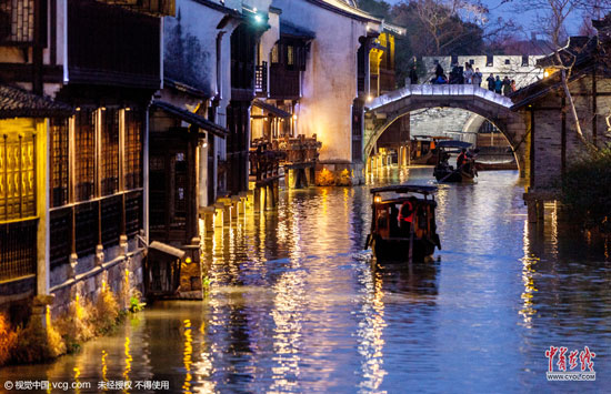 浙江省桐鄉(xiāng)市烏鎮(zhèn)西柵景區(qū)百年好合館，牌匾上寫著“厚德載福”四個字。(圖片作者：王子瑞)