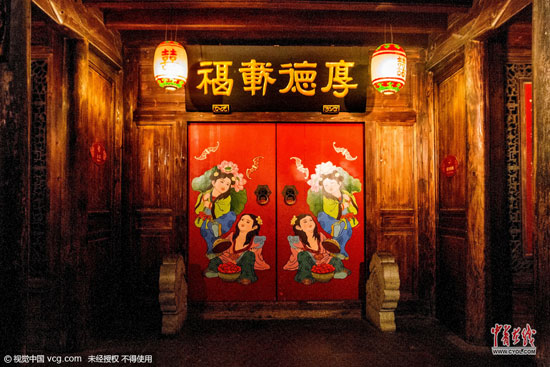 《烏鎮(zhèn)剪影》曾贊“一個現(xiàn)代文明影響不大的世界 一張古老色彩依然濃重的史頁”。那么這場由中國舉辦的規(guī)模最大、層次最高的互聯(lián)網(wǎng)大會緣何選擇烏鎮(zhèn)作為永久會址？