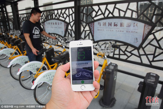 烏鎮(zhèn)運用二維碼技術實現(xiàn)全鎮(zhèn)公共自行車系統(tǒng)智慧化運營，26個自行車點、61個車棚、8個崗亭，讓出行變得更智能、便捷、低碳，充分展示烏鎮(zhèn)旅游智慧化的新面貌。烏鎮(zhèn)建立智能化公共自行車租賃系統(tǒng)，是率先之舉，只要用手機掃一掃二維碼，便可免費租用自行車了。(圖片作者：沈志成)