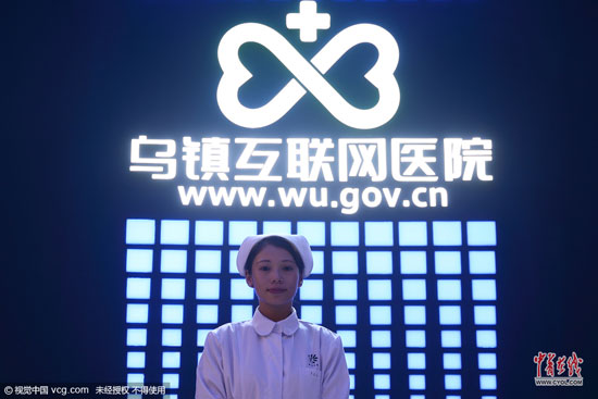 通過連接全國1500多家重點醫(yī)院的掛號網(wǎng)站，可以為病人提供專業(yè)便捷的服務，實現(xiàn)醫(yī)療O2O模式。在掛號網(wǎng)上，平臺連接醫(yī)生和病人，在線上，病人完成掛號、預診，根據(jù)病情，再找到“對口”的醫(yī)生，到線下進行面診，接著將檢查檢驗、診斷結果傳回到線上，最后由線上完成復診。(圖片作者：沈志成)