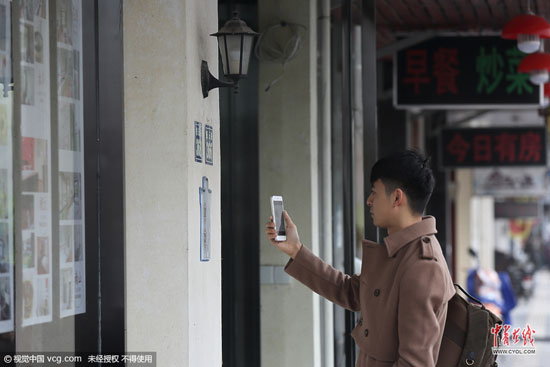 通過給每家商鋪一個對應二維碼，游客可通過手機掃碼的方式，了解店鋪的詳細信息等，也可實現(xiàn)對店鋪進行評價投訴等。 (圖片作者：沈志成)