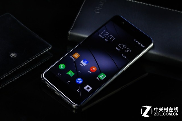 Gigaset ME pro采用1920x1080像素的5.5英寸屏幕，高通驍龍810處理器，3GB RAM+32GB ROM，以及800萬像素+后置2000萬像素的組合，電池容量4000mAh。相比Gigaset ME，除了機身更大、在后置攝像頭配置以及電池上優勢明顯。