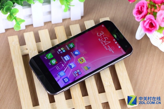 華碩鷹眼ZenFone Zoom是一款以拍照見長的機型，其后置相機為1300萬像素，采用Panasonic SmartFSI傳感器，10枚HOYA鏡片，擁有雙色溫LED閃光燈，可實現(xiàn)3倍光學(xué)變焦、OIS光學(xué)防抖，并擁有75°廣角。前置攝像頭則是主流的500萬像素，擁有f/2.0大光圈及88°廣角，考慮到用戶的自拍需求，也加入了美顏模式。