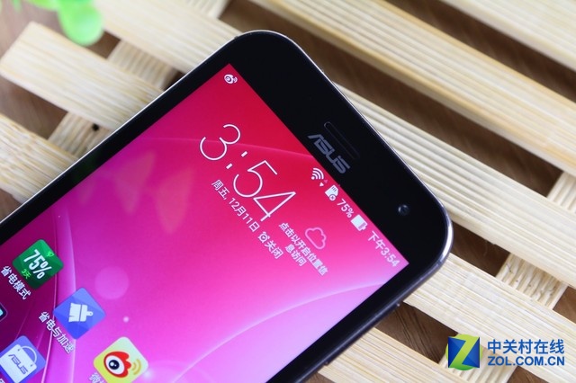 華碩鷹眼ZenFone Zoom是一款以拍照見長的機型，其后置相機為1300萬像素，采用Panasonic SmartFSI傳感器，10枚HOYA鏡片，擁有雙色溫LED閃光燈，可實現(xiàn)3倍光學(xué)變焦、OIS光學(xué)防抖，并擁有75°廣角。前置攝像頭則是主流的500萬像素，擁有f/2.0大光圈及88°廣角，考慮到用戶的自拍需求，也加入了美顏模式。