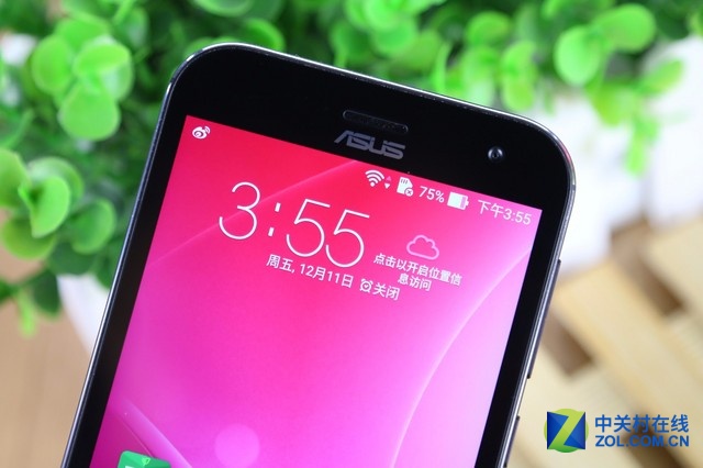 華碩鷹眼ZenFone Zoom是一款以拍照見長的機型，其后置相機為1300萬像素，采用Panasonic SmartFSI傳感器，10枚HOYA鏡片，擁有雙色溫LED閃光燈，可實現(xiàn)3倍光學(xué)變焦、OIS光學(xué)防抖，并擁有75°廣角。前置攝像頭則是主流的500萬像素，擁有f/2.0大光圈及88°廣角，考慮到用戶的自拍需求，也加入了美顏模式。