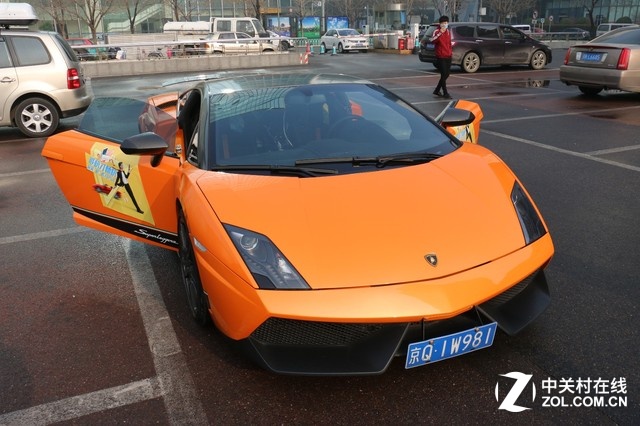 夠快！蘭博基尼載美女送vivo X6Plus  