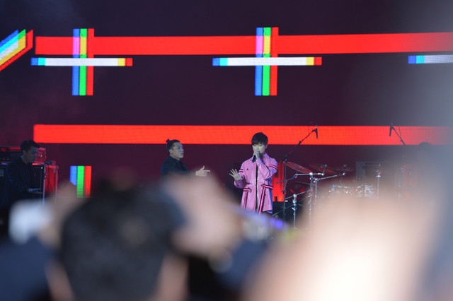 榮耀2周年慶典演唱會(huì) 李宇春嗨爆全場(chǎng)