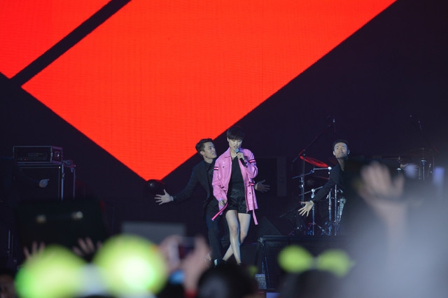 榮耀2周年慶典演唱會(huì) 李宇春嗨爆全場(chǎng)