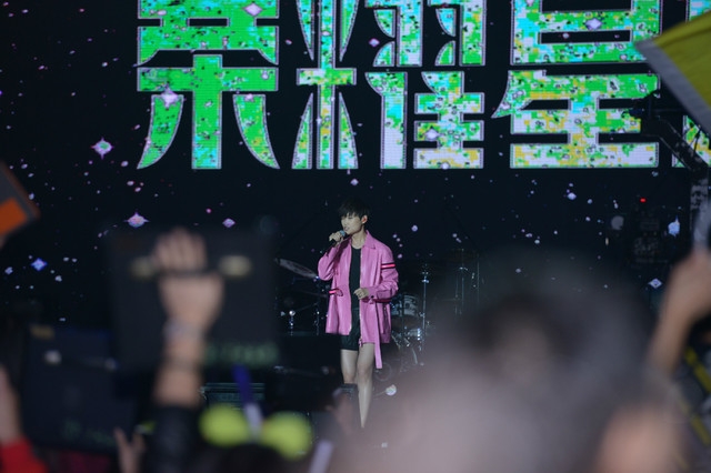 榮耀2周年慶典演唱會(huì) 李宇春嗨爆全場(chǎng)