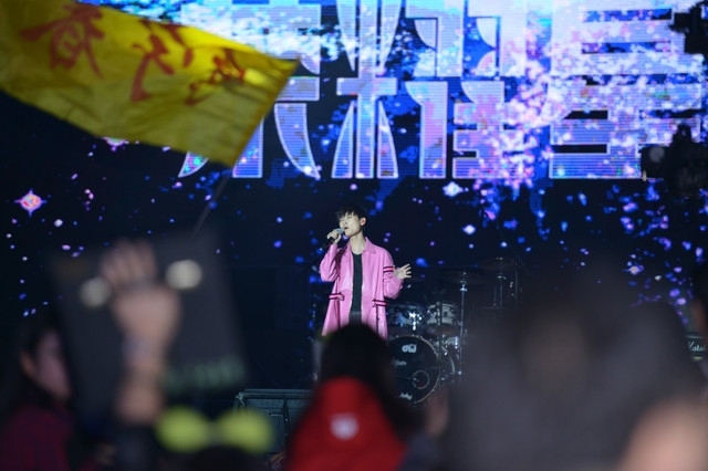 榮耀2周年慶典演唱會(huì) 李宇春嗨爆全場(chǎng)