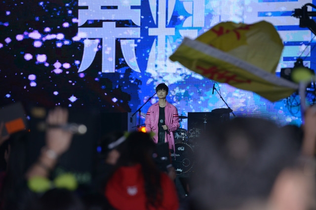 榮耀2周年慶典演唱會(huì) 李宇春嗨爆全場(chǎng)