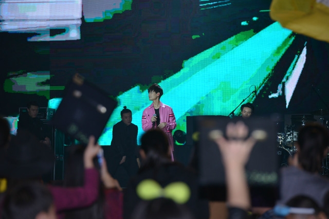 榮耀2周年慶典演唱會(huì) 李宇春嗨爆全場(chǎng)