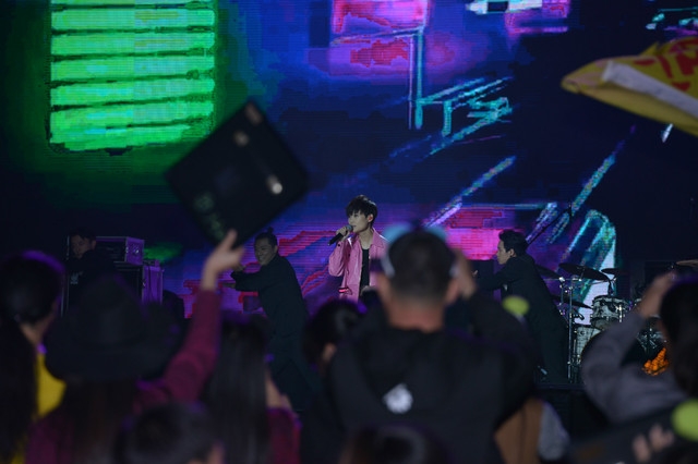 榮耀2周年慶典演唱會(huì) 李宇春嗨爆全場(chǎng)