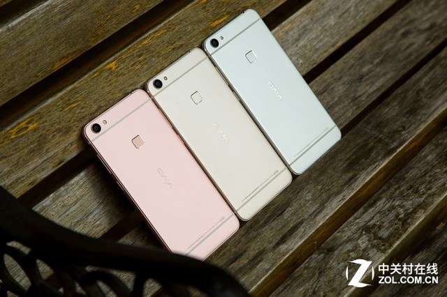 vivo X6是vivo于11月30日在北京水立方發(fā)布的年度旗艦產(chǎn)品之一，目前該機(jī)已經(jīng)在全國全面上市，其中雙4G版售價(jià)為2498元、全網(wǎng)通版售價(jià)為2598元、同時(shí)在vivo官方商城也開啟豪禮預(yù)約銷售，并于12月7日在線上現(xiàn)貨搶購。那么這樣一款引發(fā)了全民關(guān)注的<a href=/mobile/ target=_blank class=infotextkey>智能手機(jī)</a>到底如何呢？能不能成為2016年街機(jī)呢？來，先看看臉！