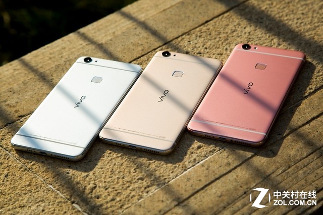 夠快才暢快vivo X6正面采用了2.5D弧面玻璃，并用鋯砂噴涂工藝，經(jīng)過57道工序和3448秒的一體化真?全金屬機(jī)身，其金屬占比達(dá)了業(yè)內(nèi)最高的98.3%，并擁有金色、銀色和玫瑰金三個(gè)顏色，加上流線美弧設(shè)計(jì)，使得該機(jī)擁有擁有極佳手感。