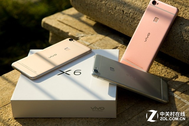 同時(shí)，夠快才暢快vivo X6使用了vivo天線革新技術(shù)解決信號(hào)問題：特征模射頻天線+智能雙天線，使得天線靈敏度提升50%，并能根據(jù)信號(hào)環(huán)境自動(dòng)匹配最佳射頻電路，獲得最佳的通話體驗(yàn)。