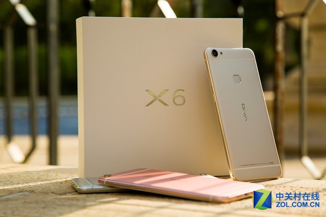 夠快才暢快vivo X6的信號(hào)帶僅有1.5mm，屬于行業(yè)領(lǐng)先水平，遠(yuǎn)低于<a href=/mobile/iphone/ target=_blank class=infotextkey>iPhone</a>等產(chǎn)品的信號(hào)帶寬度，讓夠快才暢快vivo X6看起來更加美觀。