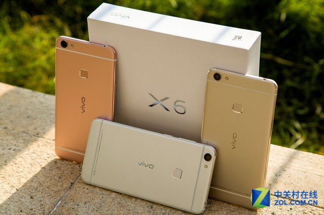 配置方面，夠快才暢快vivo X6配備了4G超大運(yùn)存作為“暢快”的硬件基礎(chǔ)，因?yàn)?G超大運(yùn)存不但能帶來更快的APP啟動(dòng)速度，還能同時(shí)開啟更多APP，更能保證長時(shí)間使用手機(jī)而不卡頓。