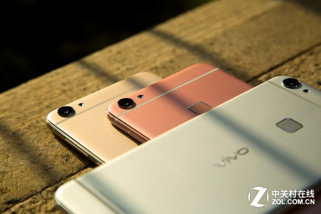 并且，夠快才暢快vivo X6支持分屏多任務(wù)，可以實(shí)現(xiàn)在同一屏幕一邊看視頻、一邊聊<a href=/tags/29-0.html target=_blank class=infotextkey>微信</a>，不用再來回切換，既為用戶節(jié)省了更多的流量，不用收到廣告的騷擾，更為用戶節(jié)省了操作的時(shí)間、提升了操作體驗(yàn)。