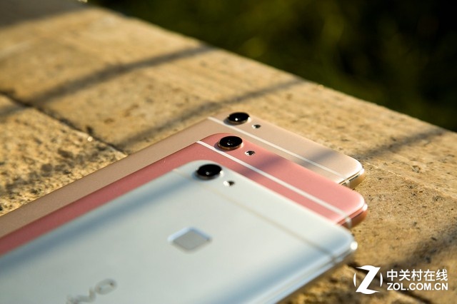 同時(shí)，夠快才暢快vivo X6還搭載了熄屏解鎖僅0.4秒、亮屏解鎖僅0.2秒的360度極速按壓式指紋識(shí)別，屬于行業(yè)最快水準(zhǔn)。