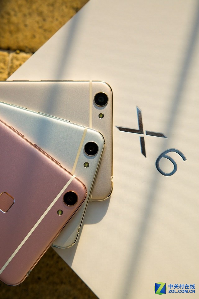 其指紋識(shí)別還采用Trustzone技術(shù)，將指紋信息存放在一個(gè)完全獨(dú)立、安全的硬件區(qū)域，保證安全，并以此為基礎(chǔ)研發(fā)了vivo獨(dú)有的TEE 可信賴支付環(huán)境，讓指紋支付變得更加安全，所以夠快才暢快vivo X6不僅僅支持支付寶指紋支付，還將是<a href=/mobile/android/ target=_blank class=infotextkey>安卓</a>平臺(tái)上全球首款支持微信指紋認(rèn)證官方安全標(biāo)準(zhǔn)的智能手機(jī)。