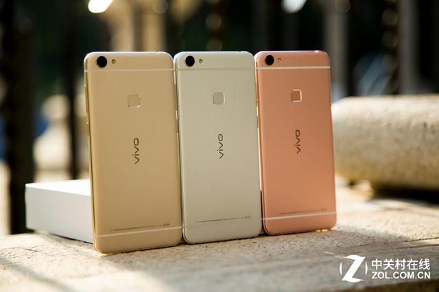 另外，夠快才暢快vivo X6同樣擁有PDAF相位對(duì)焦，對(duì)焦過程僅0.1秒，達(dá)到行業(yè)最快水平，并配備極速追焦、防拖影功能，讓夠快才暢快vivo X6的相機(jī)體驗(yàn)同樣暢快無比。