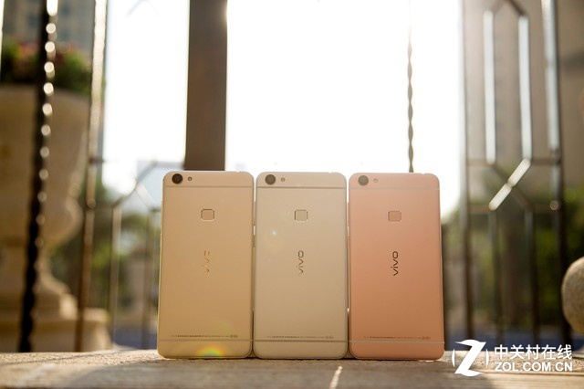 當(dāng)然，既然是夠快才暢快，所以vivo X6還搭載了vivo自主研發(fā)的雙引擎閃充，其采用國際通用標(biāo)準(zhǔn)，方案成熟，量產(chǎn)經(jīng)驗(yàn)豐富；并通過雙充電芯片和雙充電電路，將充電速度提升至普通手機(jī)的兩倍，更加高效；同時(shí)雙引擎閃充兼容行業(yè)標(biāo)準(zhǔn)的USB線；還能夠根據(jù)手機(jī)使用情況智能管理手機(jī)充電電流，充電既快又安心。夠快才暢快vivo X6從內(nèi)到外，有如此多的暢快賣點(diǎn)，成為“最快”的智能手機(jī)并非浪得虛名，或許將續(xù)寫vivo銷售神話，成為2016年年度街機(jī)之一！