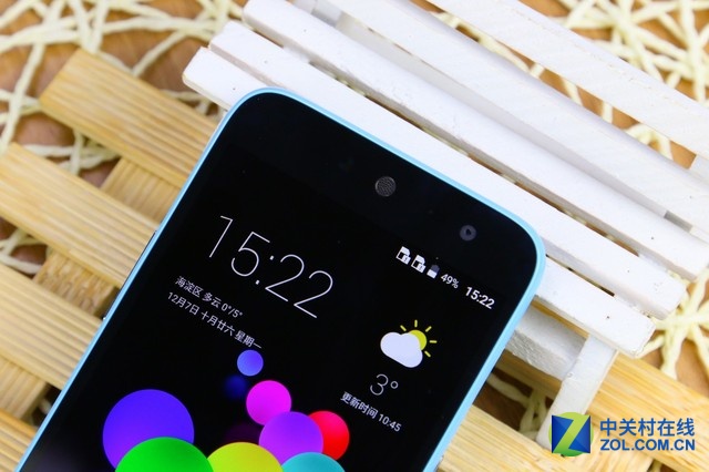 中興Blade A1配有5英寸大小的HD屏，聯(lián)發(fā)科MT6735處理器以及2GB+16GB的內(nèi)存組合，運(yùn)行全新基于Android5.1系統(tǒng)的Mifavor3.2系統(tǒng)。拍照端該機(jī)則配備有1300萬像素+800萬像素鏡頭的組合，還有2800毫安時(shí)的電池，并且可以支持雙卡雙待。