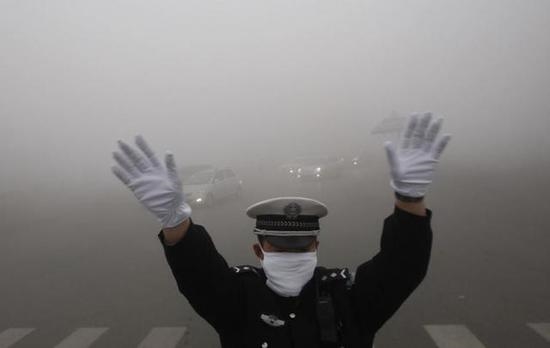 霧霾嚴(yán)重 油價不降：發(fā)改委你贏了！