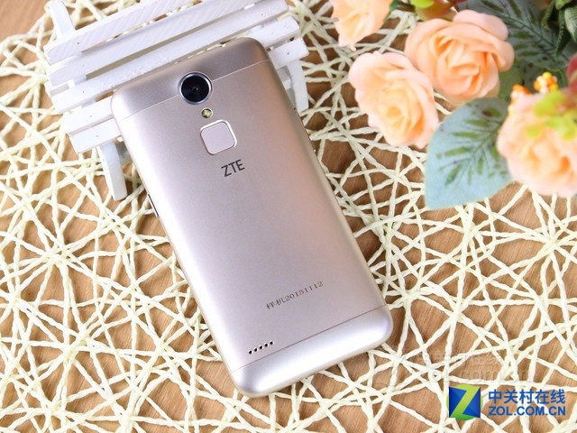 中興小鮮3搭載了800萬像素前置攝像頭與1300萬像素主攝像頭，配備一枚閃光燈。背部兼具指紋識別與鮮鍵功能的一枚按鍵在拍照時可以充當快門使用。