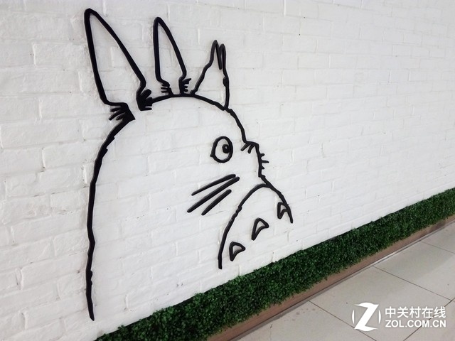 下班之后的中關村附近，商場熱鬧非凡，一只龍貓引起了筆者的興趣。